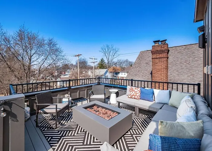Rooftop Patio, Hot Tub And Games Escape Holiday home