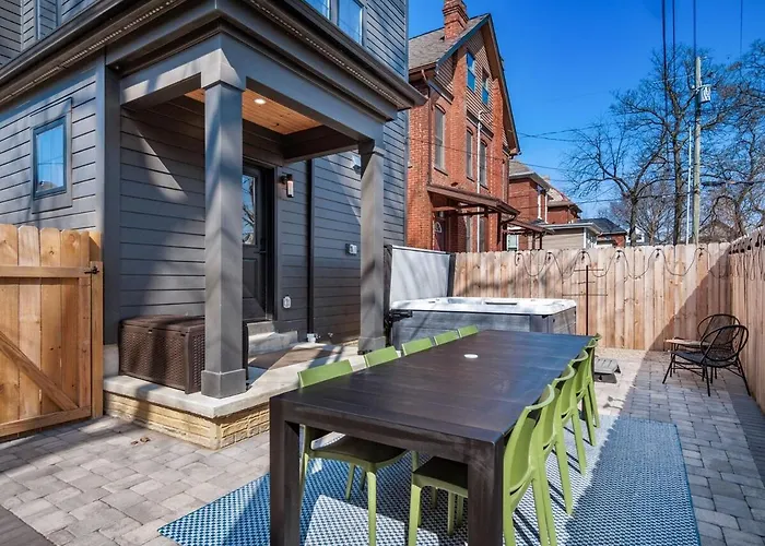 Rooftop Patio, Hot Tub And Games Escape Holiday home *