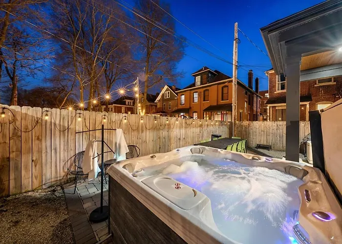Holiday home Rooftop Patio, Hot Tub And Games Escape *